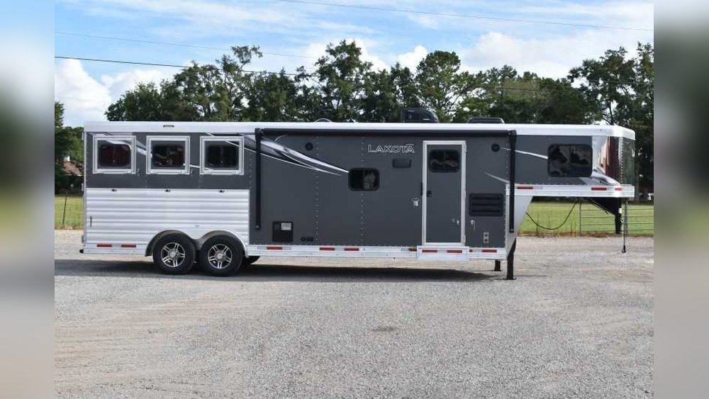 3 Horse Living Quarters Horse Trailer