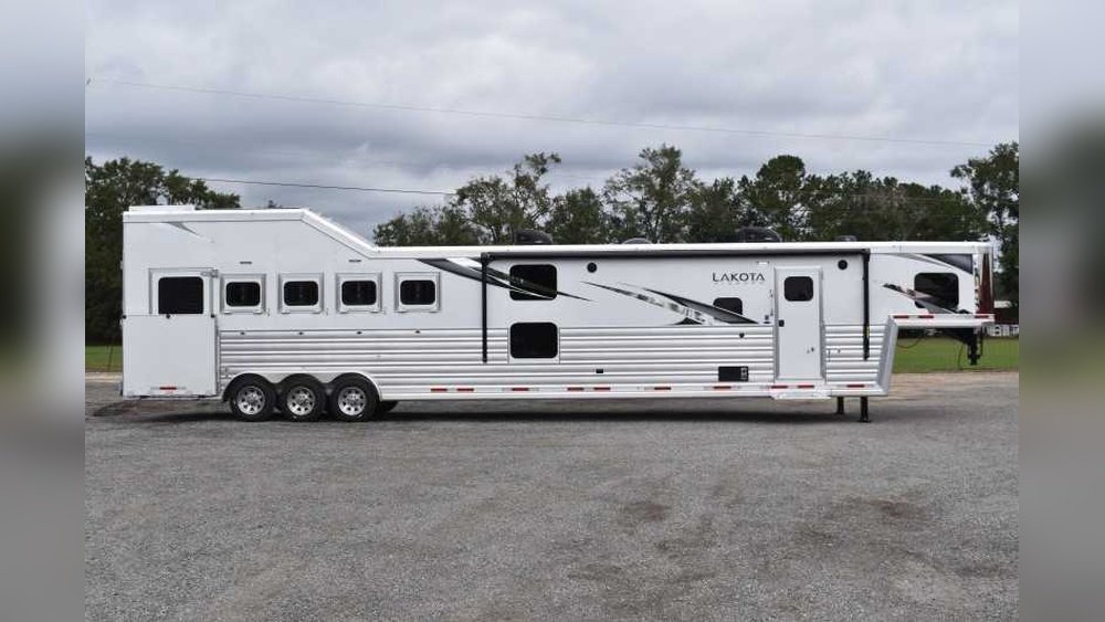 5 Horse Trailer With Living Quarters