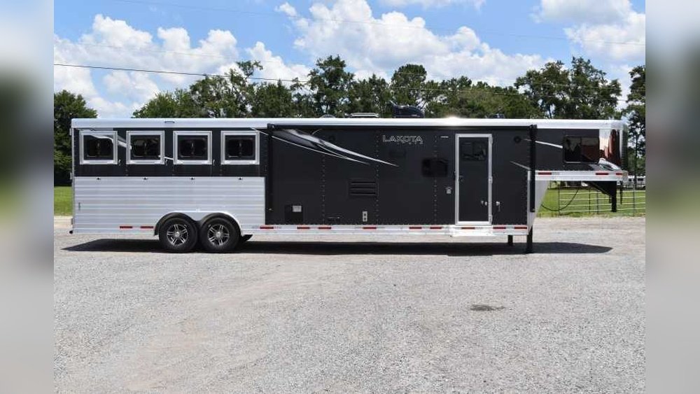Four Horse Trailer With Living Quarters